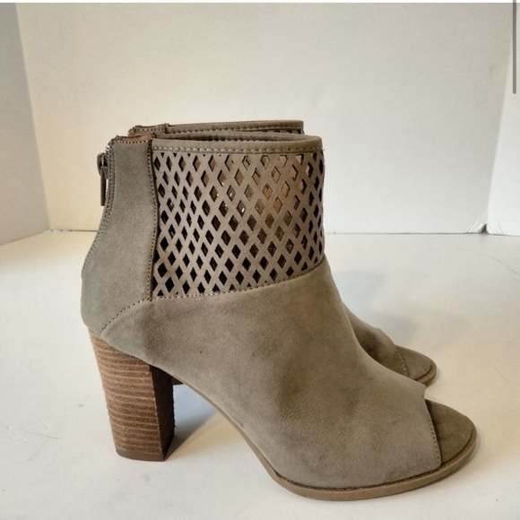 Report ankle booties, taupe size 7. - Picture 2 of 6